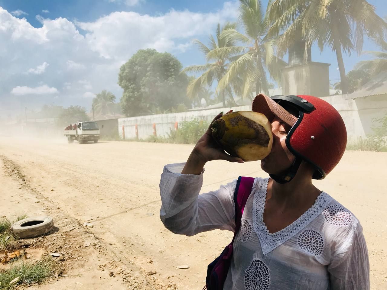 Bebendo água de coco recém-aberto em Zanzibar