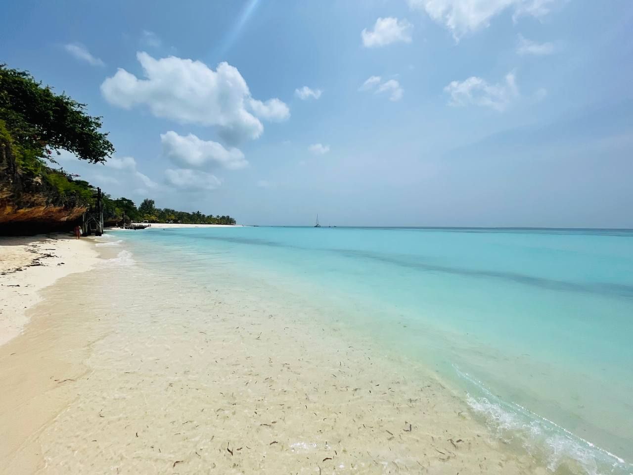 Mar transparente em Zanzibar